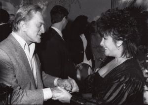 Kirk Douglas and Elizabeth Taylor 1987, Los Angeles.jpg